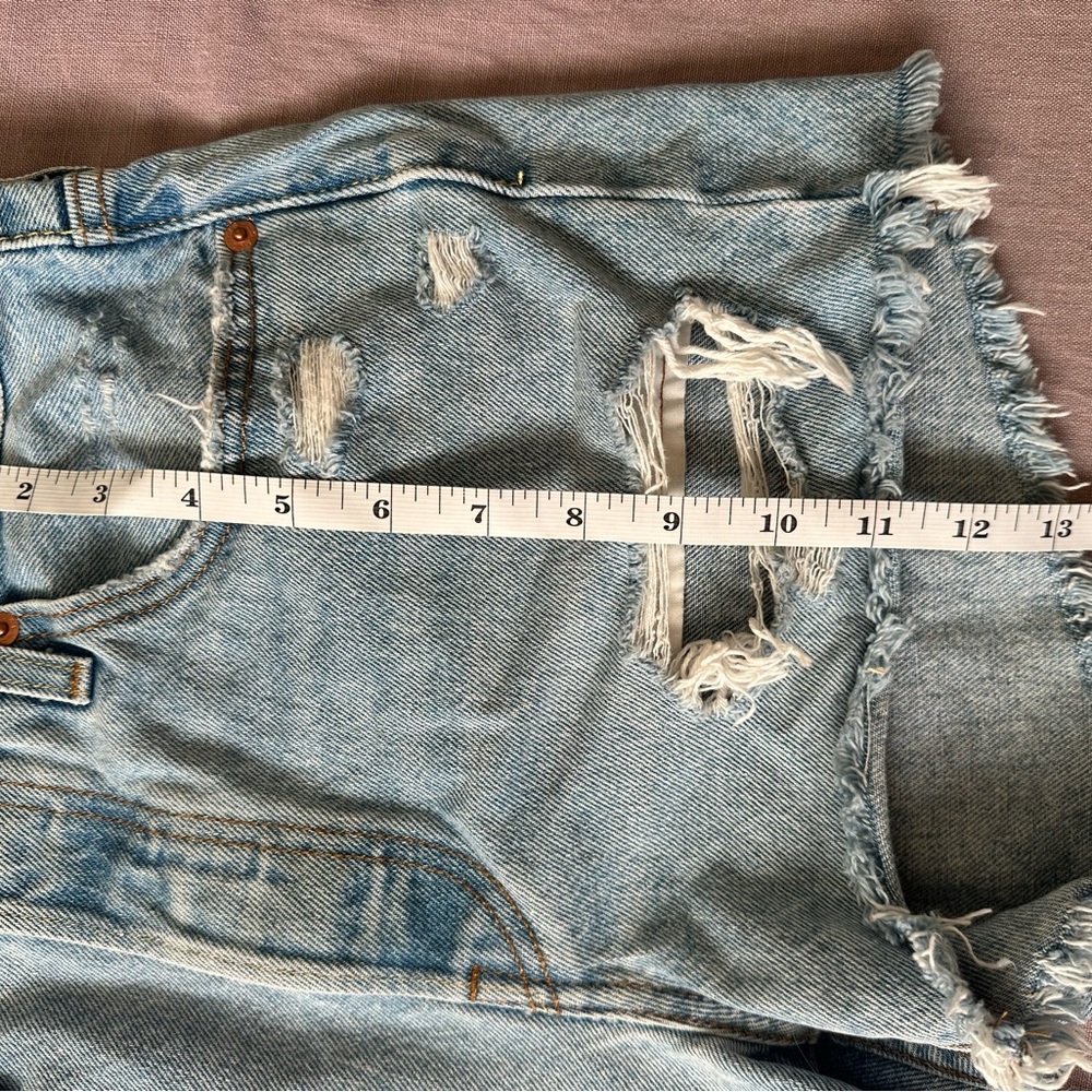 Distressed Levi’s Jean Shorts - Picture 5 of 5